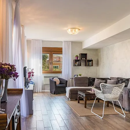 Lovely Istrian With A Private Swimming Pool And A Charming Garden Banjole
