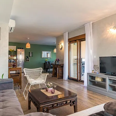 Lovely Istrian With A Private Swimming Pool And A Charming Garden Banjole