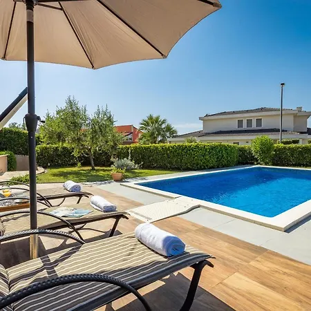 Lovely Istrian With A Private Swimming Pool And A Charming Garden Apartment *